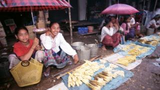 แขวงอัตตะปือ: บรรยากาศในตลาดยามเช้าเมื่อปี 2001