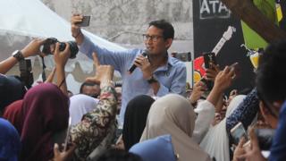 Calon wakil presiden nomor urut 02 Sandiaga Salahuddin Uno (tengah) berswafoto bersama warga saat acara Ngopi Bareng Sandi di Surabaya, Jawa Timur, Kamis (27/9).
