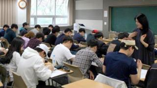 Clase de la universidad para encontrar pareja.