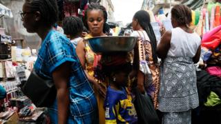 Les enfants transformés en vendeurs sur les marchés