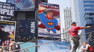Animación de Trump vestido como Superman en Times Square en Nueva York