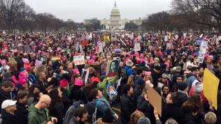 米連邦議会議事堂前に集まった人たち(21日、ワシントン)