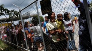 Venezuelanos na fronteira com o Brasil, em Pacaraima, em foto de 2018