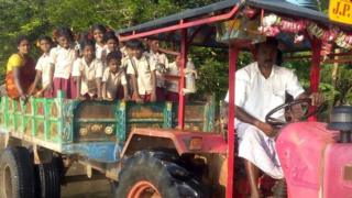 டிராக்டரில் பள்ளிக்கு செல்லும் மாணவர்கள்