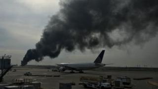 Дым от самолета в аэропорту Чикаго