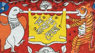 চারুকলার সামনে দেয়াল চিত্রের কাজ।