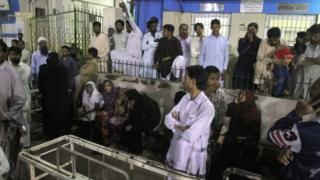 Hospital lleno de gente en Karachi.