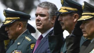 Iván Duque y militares