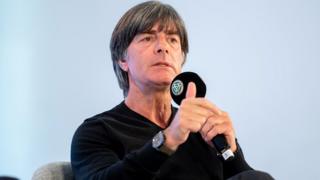 Joachim Löw joue son avenir à la tête de la Mannschaft avec la carte jeune.
