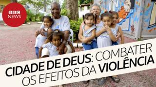 Idosas e crianças em centro de acolhimento na Cidade de Deus