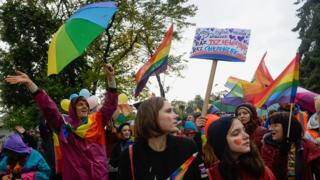 Учесници марша равноправности суочили су се са провокацијама националистичких демонстраната у Новом Сончу у јужној Пољској у недељу