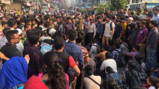 দুর্ঘটনার পর বসুন্ধরা আবাসিক এলাকার সামনে সড়ক অবরোধ করে শিক্ষার্থীরা