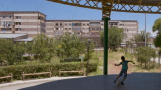 Criança brinca em Metsamor