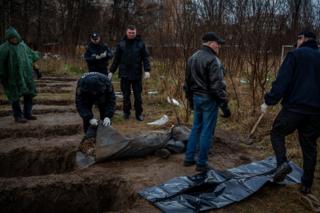 Collecting the dead in Bucha - BBC News