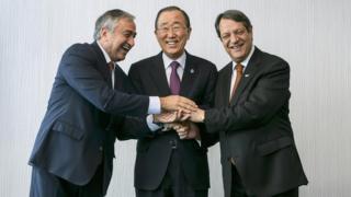Türk lider Mustafa Akıncı, BM Genel Sekreteri Ban Ki-moon ve Rum lider Nikos Anastasidis (soldan sağa) görüşmelere başlarken