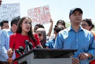 Dân biểu Alexandria Ocasio-Cortez (D-NY) nói chuyện với báo giới sau khi đi thăm trung tâm tạm giam người trẻ em nhập cư ở Clint, Texas hôm 1/7