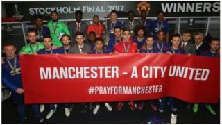Wachezaji wa Manchester United wakiwa kwenye picha ya pamoja baada ya mchezo wa siku ya Jumatano