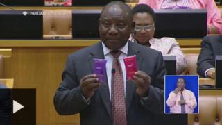 Naibu rais nchini Afrika Kusini Cyril Ramaphosa akizundua mipira ya Kondomu bungeni