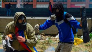 Manifestantes con máscaras de gas