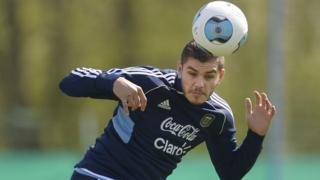 Icardi cabecea el balón