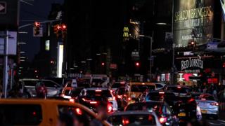 Semáforos y calles a oscuras cerca de Times Square, Nueva York