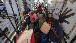 Fila em posto de gasolina
