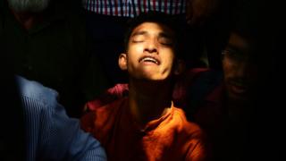 ঢাকা মেডিকাল কলেজ হাসপাতালে বোন নুসরাত জাহানের মরদেহ সংগ্রহ করতে দিয়ে ভেঙ্গে পরেন ভাই, ১১-০৪-২০১৯।