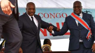 Perezida Félix Tshisekedi (iburyo) ahererekanya ububasha na Joseph Kabila ucyuye igihe, ku itariki ya 24 y'ukwezi kwa mbere muri uyu mwaka wa 2019