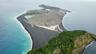 Vista aérea de la isla nacida en 2015 en el Pacífico en el archipiélago tongano.