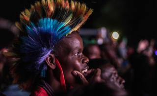 ወዲ ዝምባብወ ኣብ ድሮ ሓዱሽ ዓመት ዝነበረ ስነስርዓት ኣከባብራ ብተመስጦ እናተዓዘበ ውሽጣዊ ታሕጓስ ዝወለዶ ሓቀኛ ፍሽኽታ