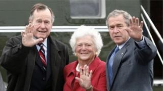 George H.W. Bush ( a hagu) da Barbara da Bush karami