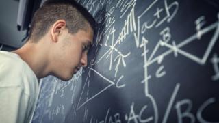 Aluno resolvendo exercícios de matemática