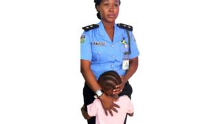 Ọlọpa kan di Aisha mu