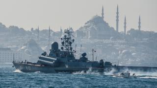 Rus korveti Mirazh İstanbul'dan geçerek Suriye'ye giderken