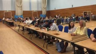 Gwirfoddolwyr yn aros am y blychau pleidleisio yn Abertawe