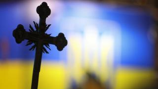 Хрест з прапором на тлі