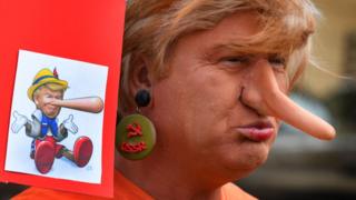 Hombre disfrazado de Donald Trump.