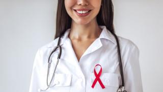 Profesional sanitario con el lazo del sida.