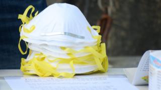 香港中文大学本部入口学生会干部向师生派发口罩(6/1/2020)