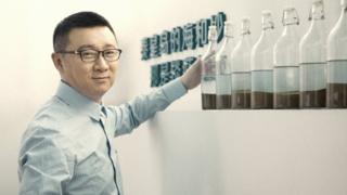 中国最大同志社交平台Blued的创办人耿乐接受BBC专访,分享他如何从一位警察,成为粉红经济代表人物,他多年来不敢出柜,也试过结婚,过着"双面人"的生活。
