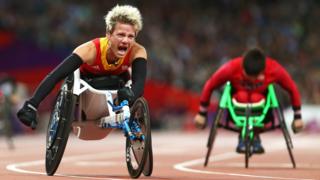 Marieke Vervoort celebra su medalla de oro.