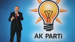 Cumhurbaşkanı Recep Tayyip Erdoğan ayakta konuşuyor