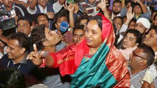 উল্লসিত সমর্থকদের মাঝে মেয়র সেলিনা হায়াৎ আইভী