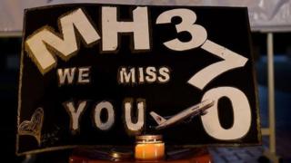 纪念MH370的标语,上书,“MH370我们想念你”