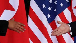 Donald Trump oo salaamaya Kim Jong-un