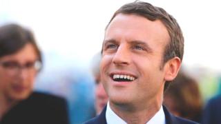 "Le kwassa-kwassa pêche peu, il amène du Comorien, c'est différent", avait lancé M. Macron lors d'un échange avec des responsables d'un centre régional d'observation et de sauvetage.