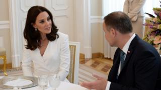 Из аэропорта герцог и герцогиня (на фото слева) Кембриджские отправились на официальный завтрак в президентский дворец, где их встретил Анджей Дуда (справа)