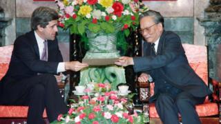 Thượng Nghị sỹ Mỹ John Kerry trao cho ông Lê Đức Anh, Chủ tịch nước lúc đó, bức thư từ Tổng thống George Bush. Hình chụp tháng 11/1992.
