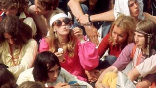 Những người hâm mộ nhạc của thế hệ sau Thế chiến II tụ tập tại Hyde Park để xem Rolling Stones trong buổi hoà nhạc 1969.