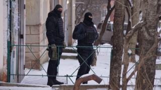 Люди в масках у дома Эмиля Курбединова